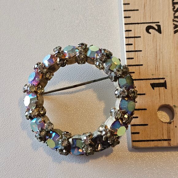 Vintage Aurora Borealis Rhinestone & Crystal Wreath Circular Brooch - Picture 4 of 4